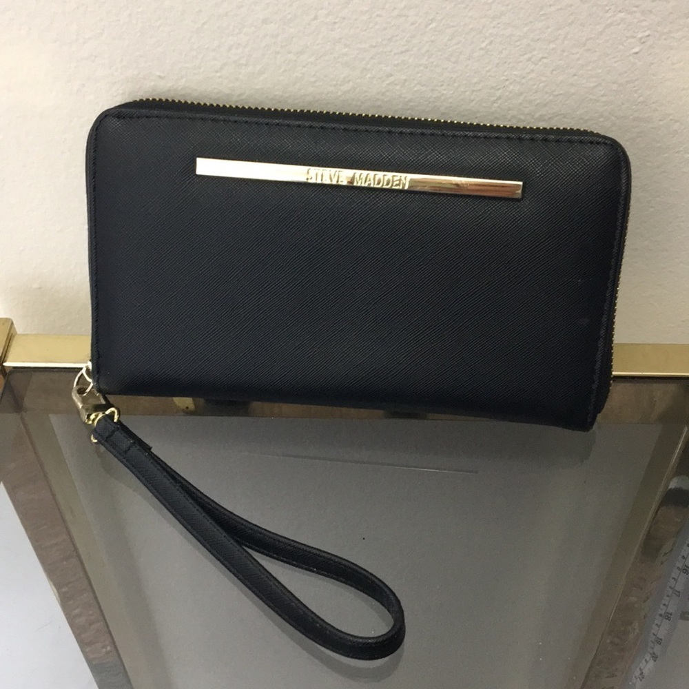 Steve Madden women’s black and gold wallet​